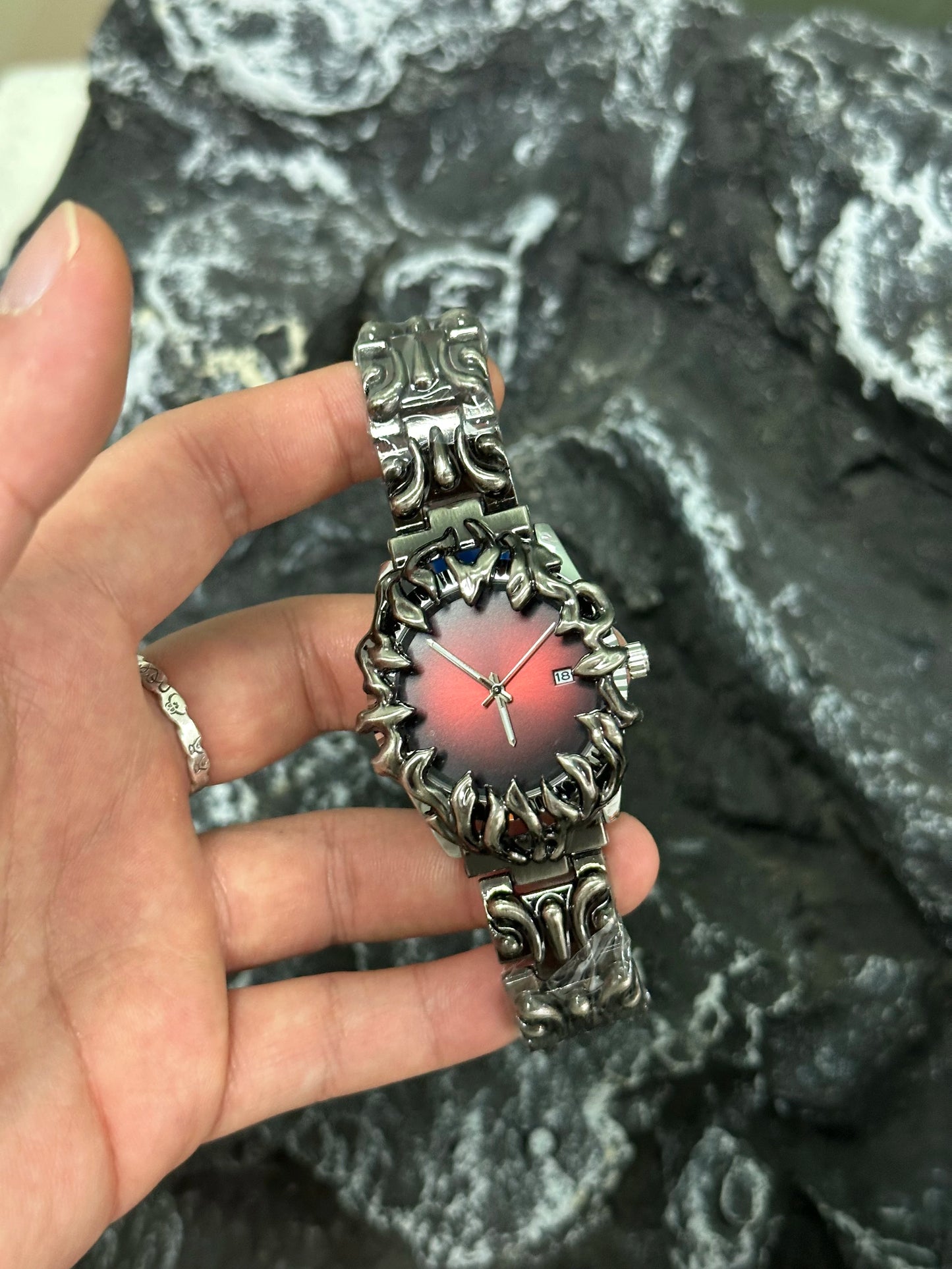 Claw watch alabaster retro Y2K special shaped advanced ins niche watches