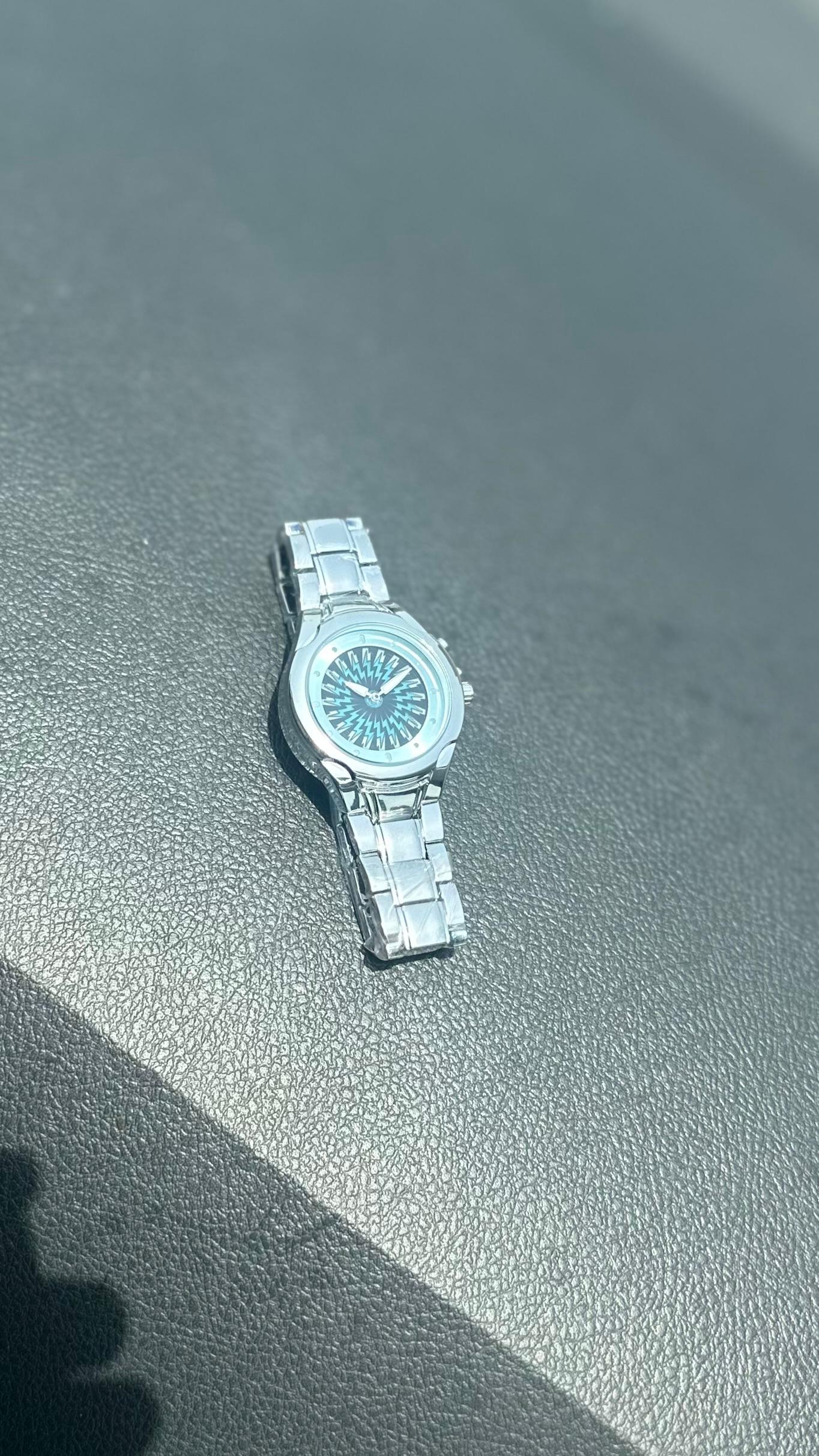 RETRO VIBES. DYNAMIC FLICKER. PURE STAINLESS STEEL - CIRCLE DIAL