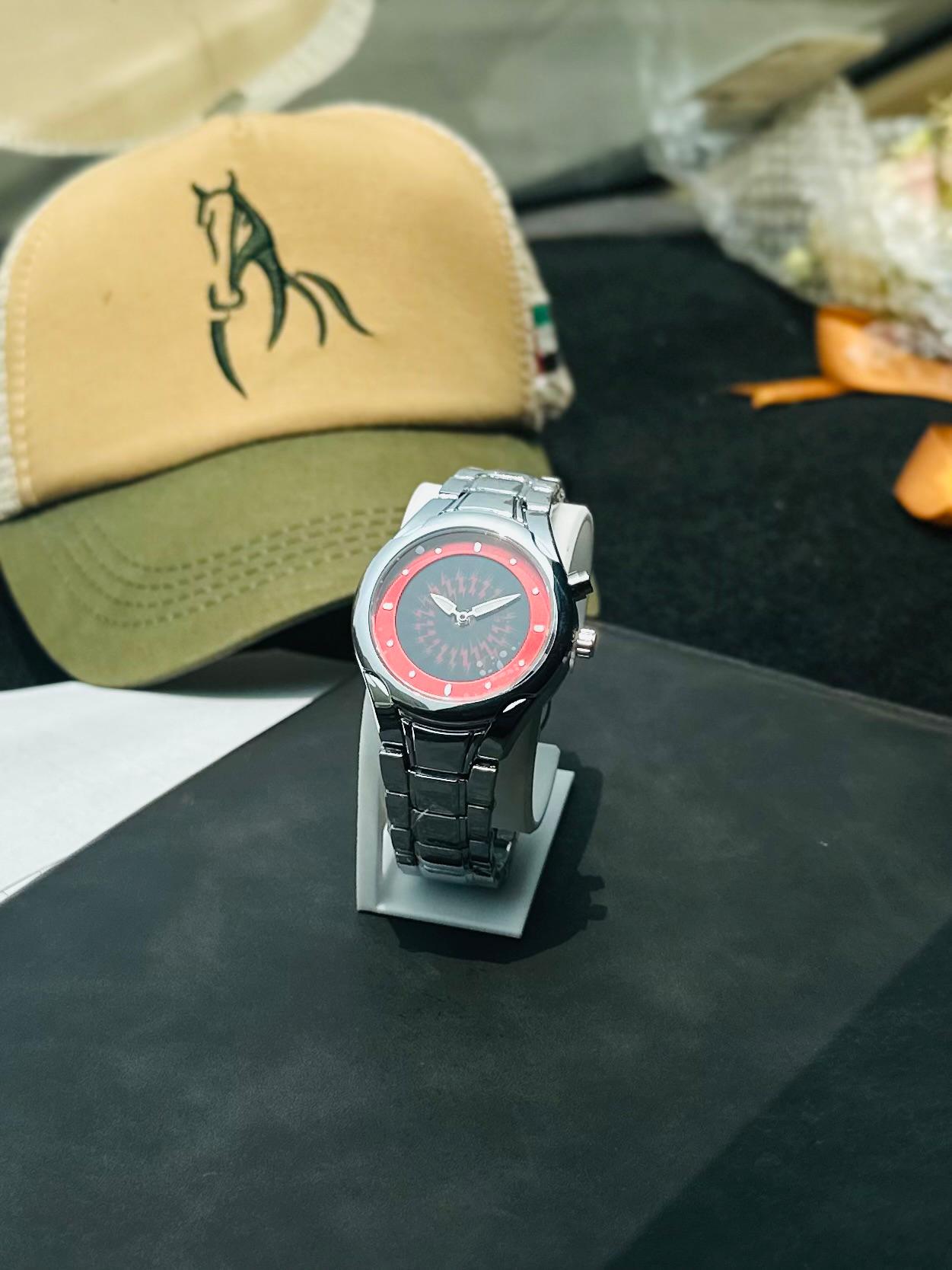 RETRO VIBES. DYNAMIC FLICKER. PURE STAINLESS STEEL - CIRCLE DIAL