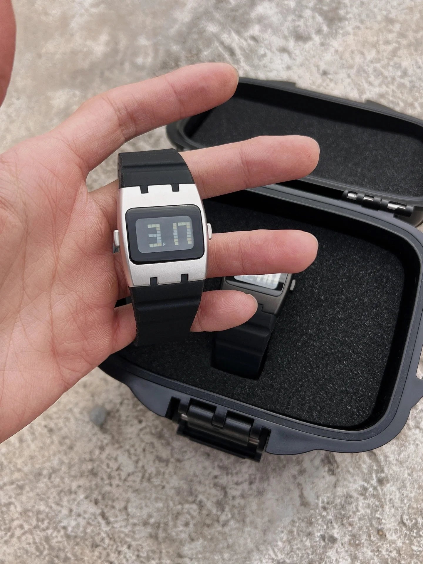 IB DESIGN Unique Metal Watches Digital BENLY Watches For Men Minimalist Style Fashion Electronic Cool Watches Z8000